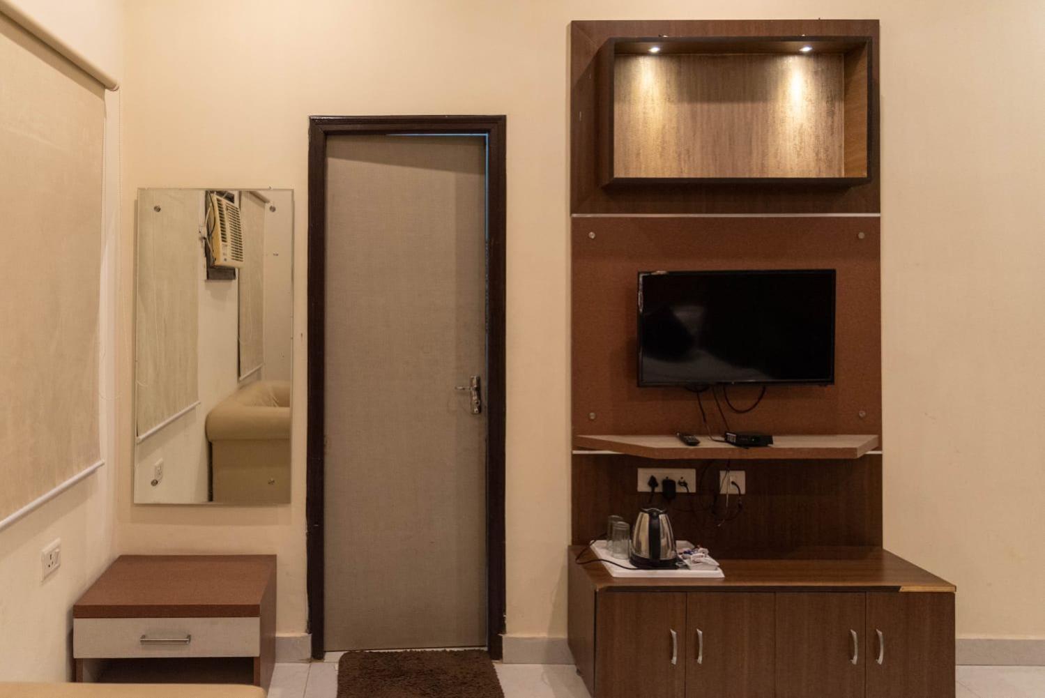 Hotel Maple Delite Lucknow Esterno foto